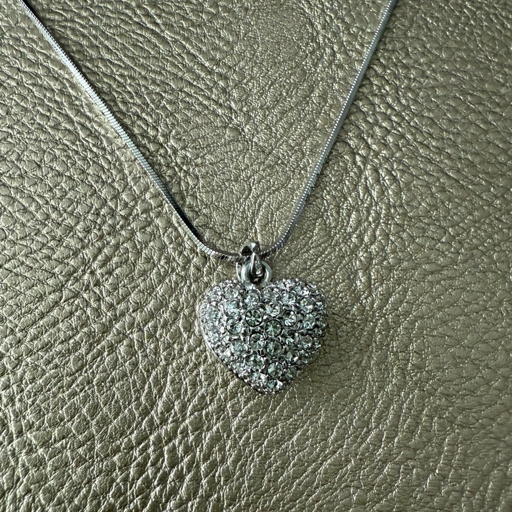 Elegant Silver Heart Pendant Necklace with Cubic Zirconia - Picture 4 of 10